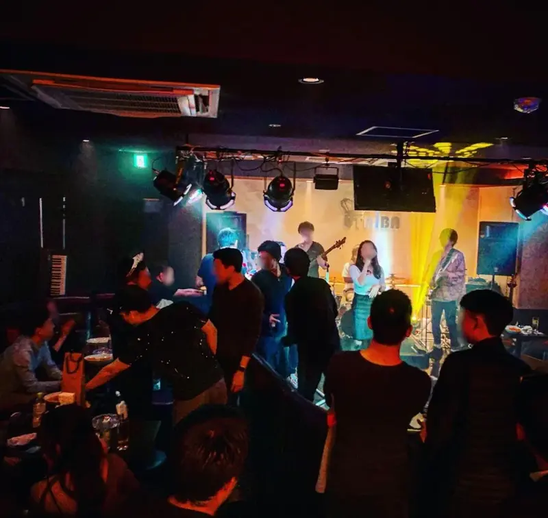 UTAIBAのメインステージ - ネオンライトに照らされたライブ空間